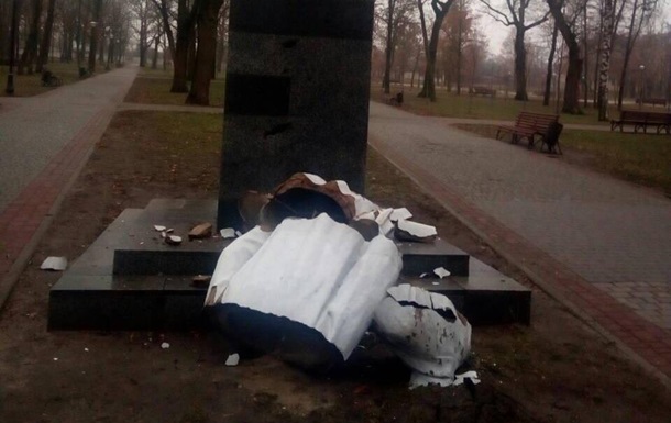 У Харкові зруйнували пам ятник Максиму Горькому