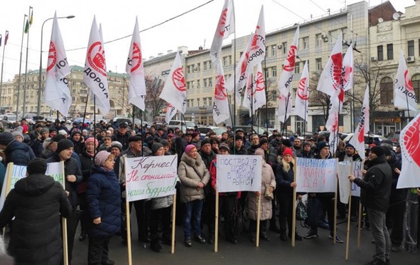 В Харькове мэрию пикетируют сотни предпринимателей