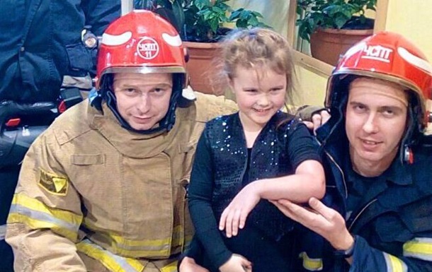 В Киеве спасатели вытащили застрявшего в батарее ребенка