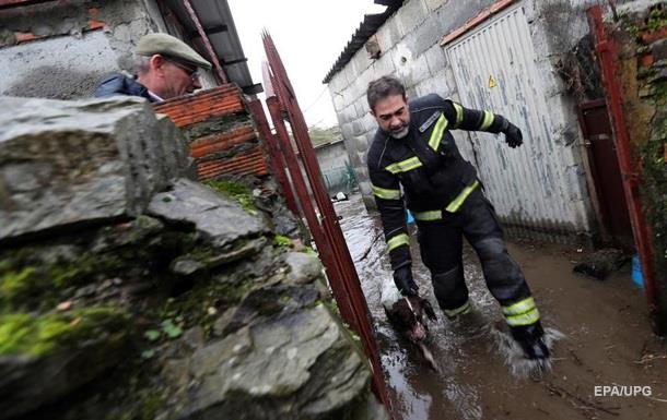 Четыре человека погибли из-за шторма на западе Европы