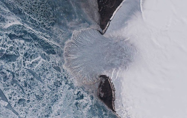 Гігантський льодовик безупинно стікає в океан