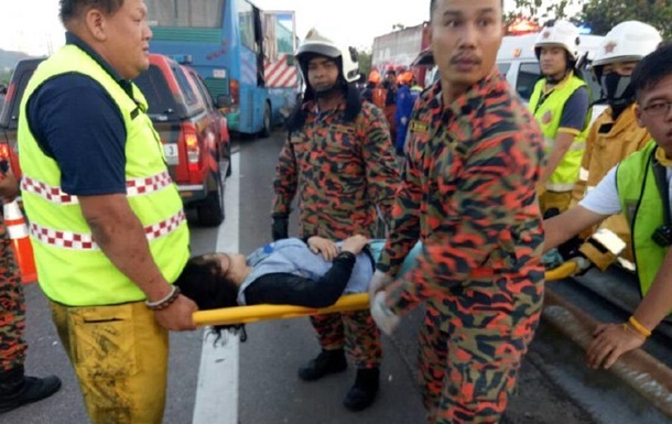 Понад 20 людей загинули у ДТП з автобусом в Індонезії