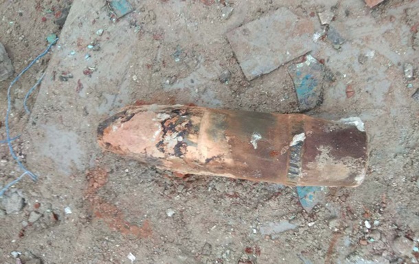 В стене школы на Одесчине обнаружили артиллерийский снаряд