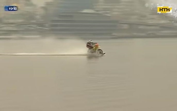Каскадер проехался на мотоцикле по реке Днепр