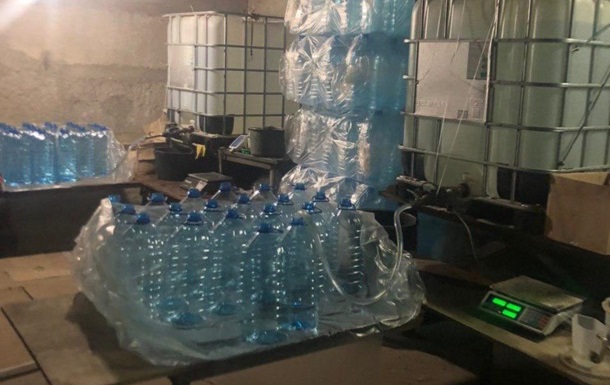 В Харькове полиция нашла 12 тонн нелегального спирта в гараже