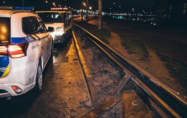 В Киеве оторвавшаяся часть моста пробила автомобиль
