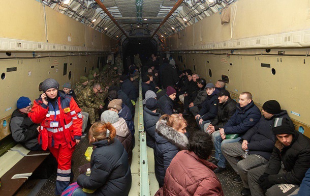 Самолет с освобожденными украинцами вылетел в Киев
