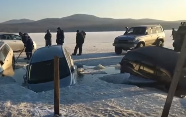 В России 30 машин рыбаков  ушли  под лед