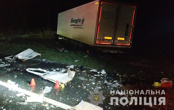 На Львівщині автобус з пасажирами зіткнувся з фурою: троє загиблих