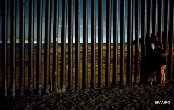 Суд дозволив продовжити будувати стіну на кордоні США і Мексики