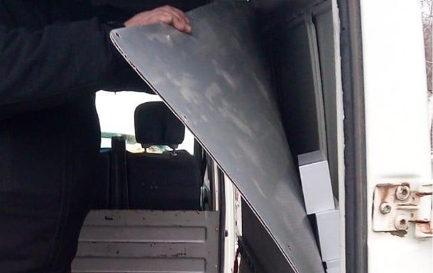 Украинец спрятал сотни гаджетов под обшивкой микроавтобуса