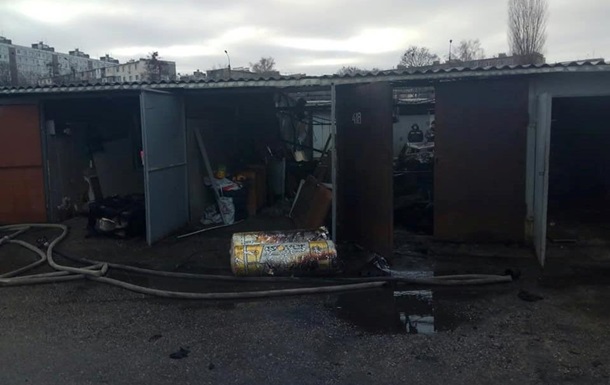 У Харкові пожежа знищила чотири гаражі з автомобілями