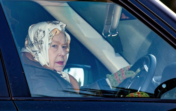 Королева Елизавета в 93 года села за руль авто