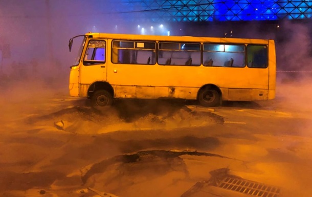 Прорыв трубы возле ТРЦ Киева: в КГГА рассказали о компенсациях пострадавшим