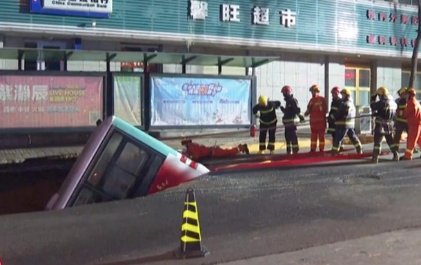 ДТП в Китае: автобус провалился под асфальт