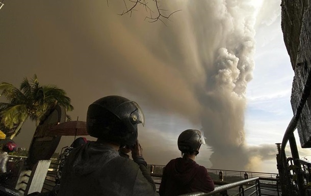 Виверження вулкана на Філіппінах: понад 80 тисяч евакуйовано 