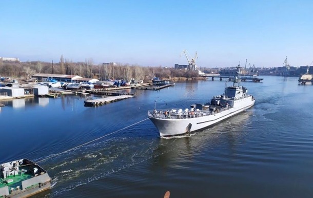 В Николаеве развели мосты для прохода корабля ВМС