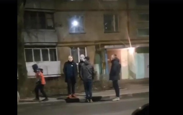 В Харькове подростки ночью крушили машины 