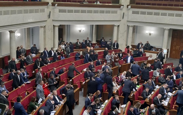 Опитування показало, яку зарплату депутатів українці вважають достатньою