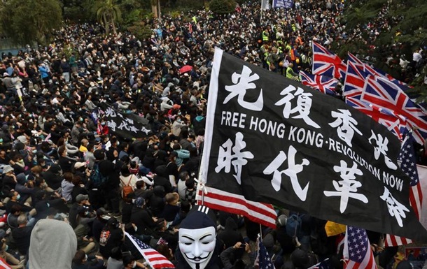 Гонконг: поліція застосувала проти протестувальників сльозогінний газ