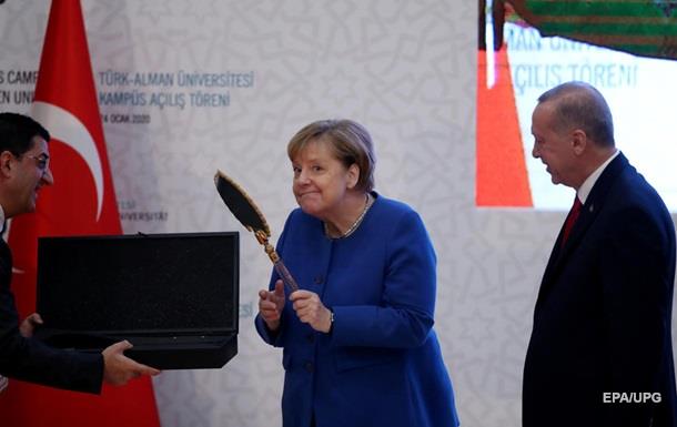 Меркель здивувала реакцією на подарунок Ердогана