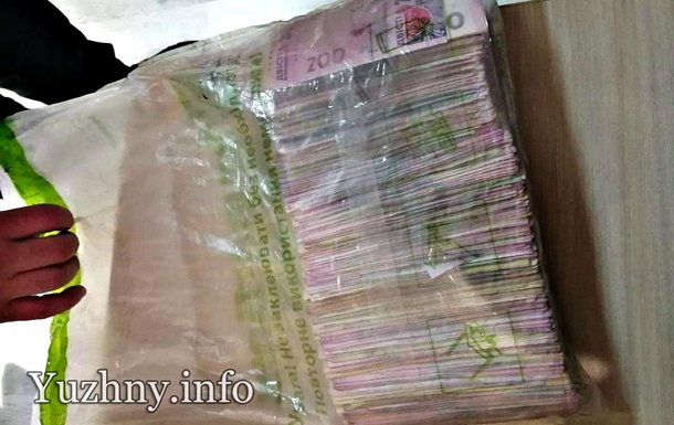 На Одессчине мужчина нашел на дороге пакет денег и отнес в полицию