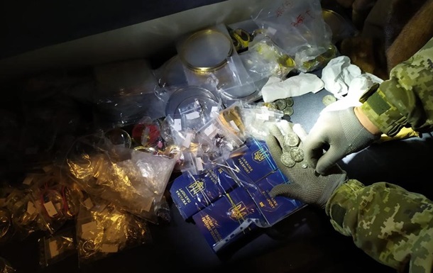 В поезде Москва-Киев нашли схрон с монетами и паспортами