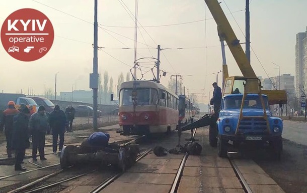 На Троєщині в Києві у трамвая на ходу відвалилися колеса