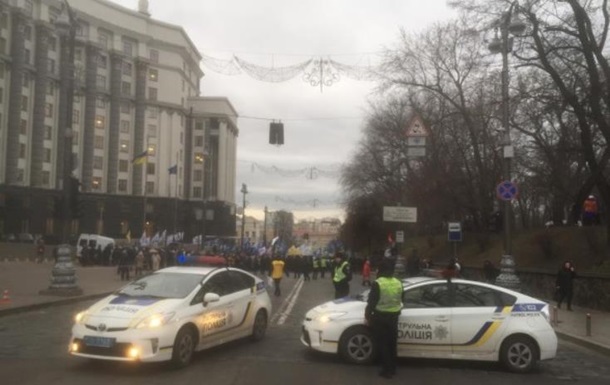 У Києві біля Кабміну протестувальники перекрили рух