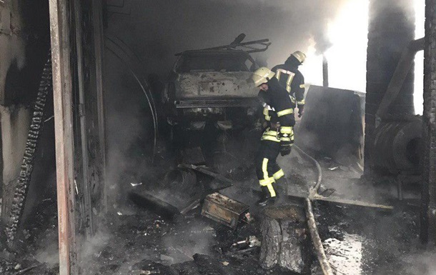 Два авто сгорело при пожаре в гаражах Киева