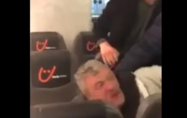 У Львові в літаку люди побили п яного пасажира