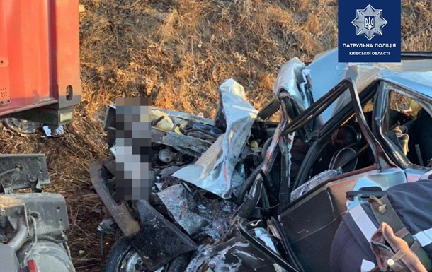 В Киевской области грузовик уничтожил легковушку: есть жертвы