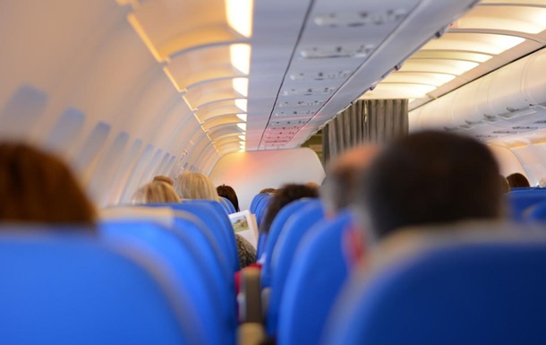 Пасажир, який з їв свій телефон, зірвав рейс