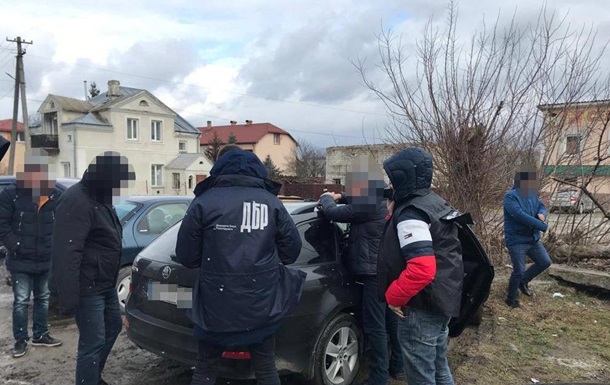 На Львівщині двох поліцейських затримали за збут наркотиків