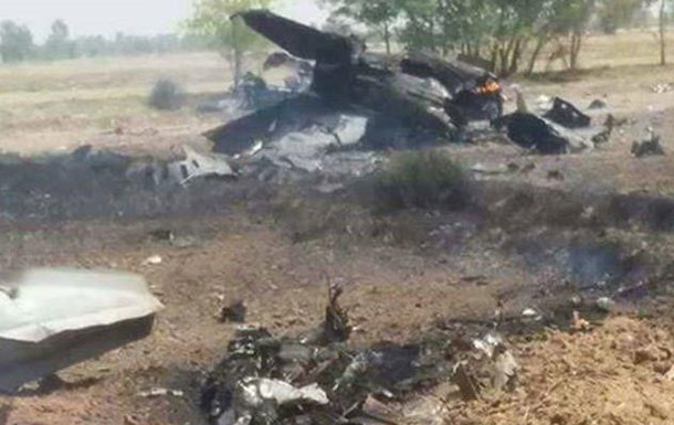 В Пакистане потерпел крушение учебный самолет ВВС