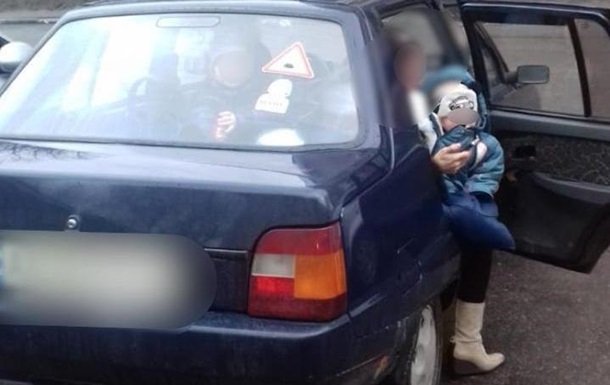 В Обухове родители закрыли маленьких детей в машине