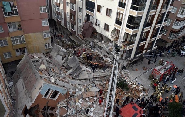 У Стамбулі впав багатоповерховий будинок