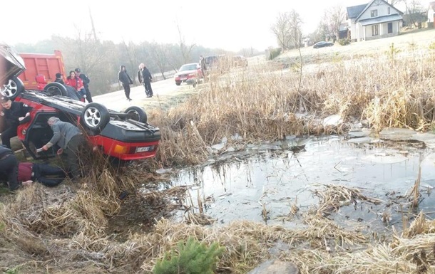 Из водоема на Львовщине вытащили авто с четырьмя трупами
