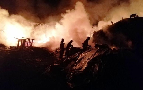 На Київщині згорів ангар деревообробного цеху