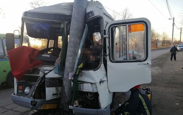 У Житомирській області автобус влетів у стовп, є жертви