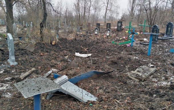 Сепаратисты во время боя обстреляли кладбище в Попасной