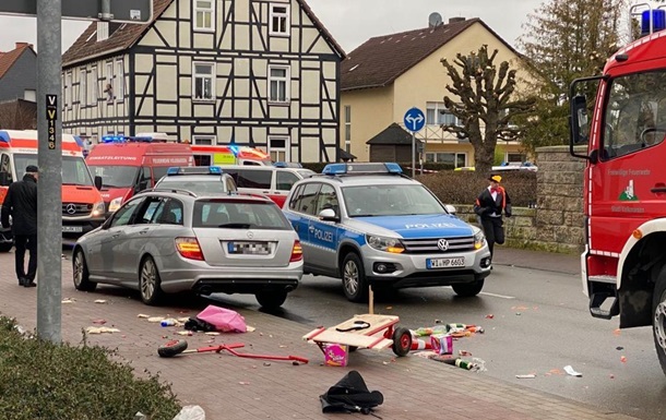 У Німеччині авто в їхало в учасників карнавалу: 15 постраждалих