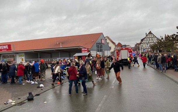 В Германии отменили карнавалы после наезда авто на толпу 