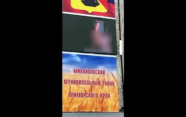 Жильцам одного из домов в Москве на медиаэкране показали порно вместо рекламы
