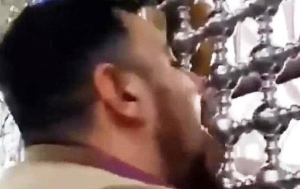 Иранцы целуют и облизывают святыни от коронавируса