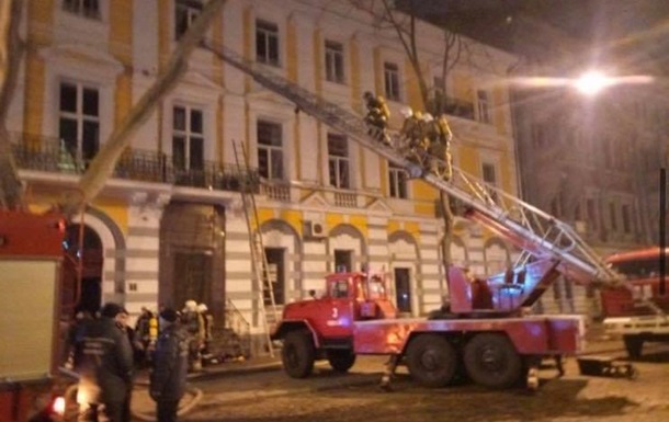 В Одесі під час пожежі в будинку сталося обвалення, постраждав рятувальник