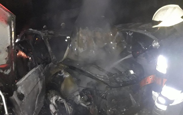 Под Днепром на стоянке сгорели четыре автомобиля