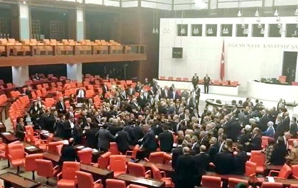 Массовая драка произошла в парламенте Турции
