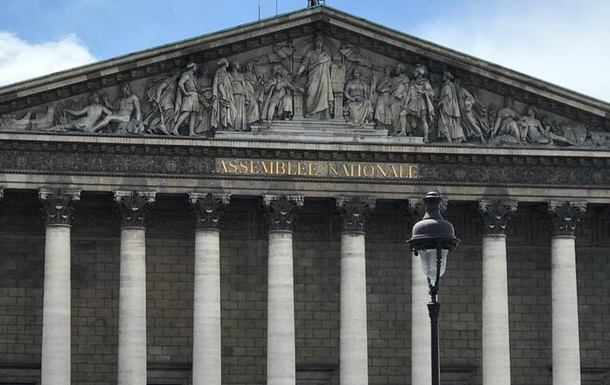 Попри протести: парламент Франції ухвалив пенсійну реформу Макрона