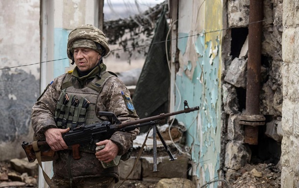 На Донбасі поранені троє військових